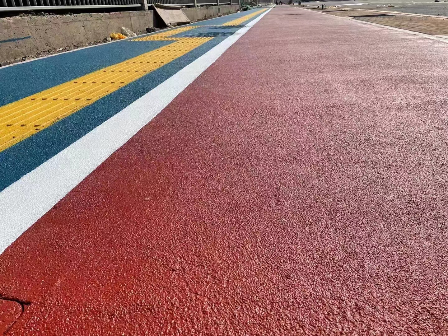Road surface coloring agent